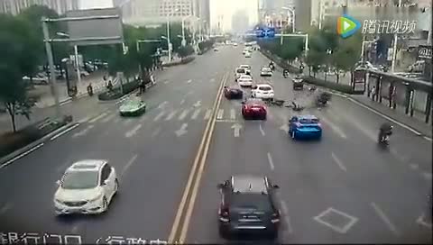 实拍：小伙骑摩托车疯狂逆行，撞翻三轮车后，淡定的离开