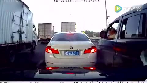 小客车强行变道加塞宝马寸步不让，有这么练技术的吗