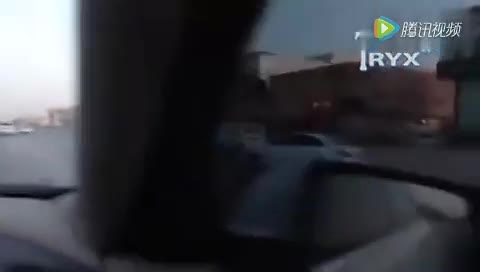 人见人骂！当街任性玩漂移，这台白色小车太太疯狂！
