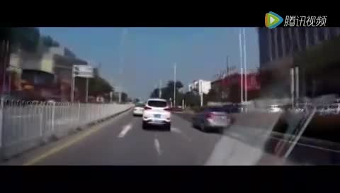 出租车突然变道停车接客，后车司机遭了秧