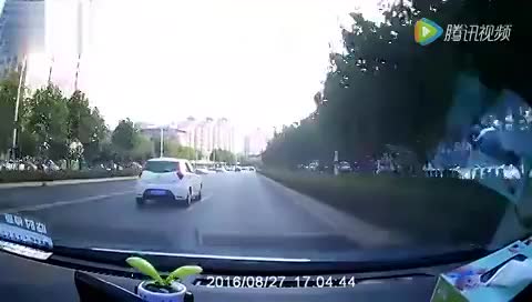 前车避让电动车刹车变道，后车追尾谁的责任？