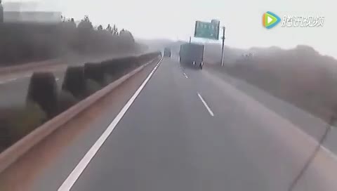 实拍！小车追尾大卡车被拖行，司机全然不知！