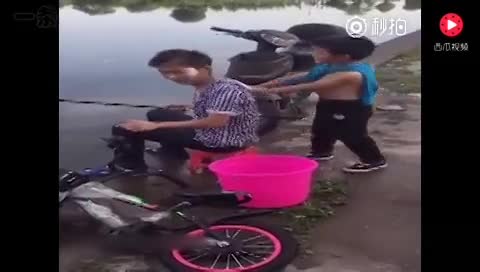 电动车车灯坏了，汽车在后面一路照亮你的美