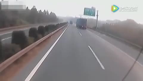 小汽车高速路追尾大卡车，被拖行数百米