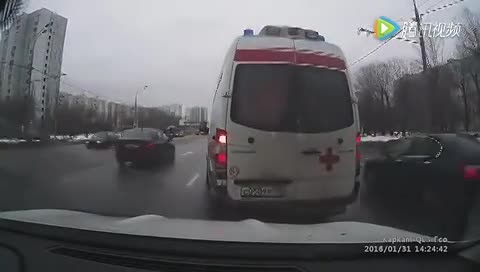 嚣张出租车逼停救护车，被路人暴揍一顿
