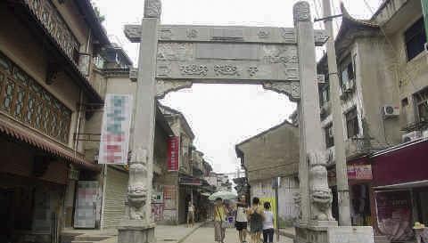 奉旨在谯楼安庆知府衙署西的商业街建起一座四柱三门牌楼式汉白玉建筑