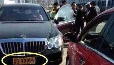 奇瑞撞上迈巴赫62S，“还好买了保险”;“你卖肾都没用!”！