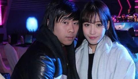 跌落神堂的主播, 一位送岳父保时捷, 一位粉丝买公车广告送祝福