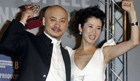 《敢死队2》中扮演女主Maggie的她，真的和朱莉一样的性感