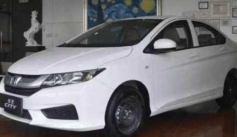 减配越来越过分! 锋范丐版连收音机都没有, 铁轮毂直接裸露在外面