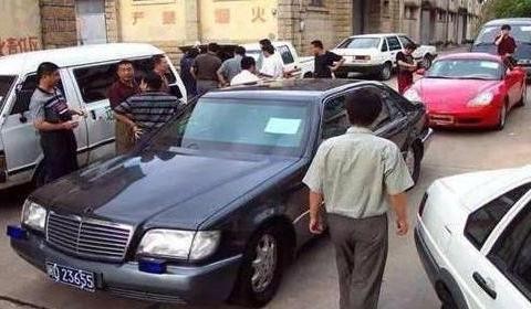 他是中国走私大王, 花1200万买了新车, 如今只值6万块!