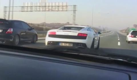 思域高速遭遇兰博基尼挑衅，结果一脚油让超跑车主当场傻眼