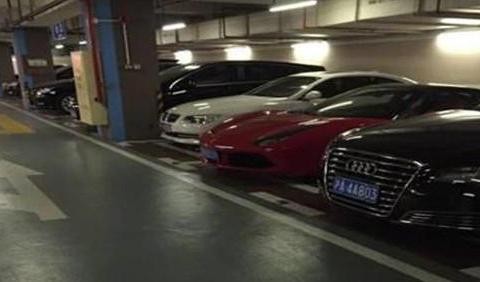 均价过百万的车位都停了些什么车? 有些土豪用劳斯莱斯车位停摩托