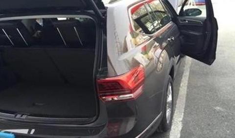 朋友都准备刷卡提大众途昂了, 但尝试拉了后门把手后突然改了主意