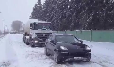 保时捷卡宴凭啥敢卖这么贵？将脱钩挂在卡车上后