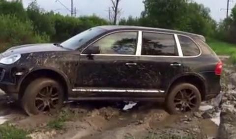 回乡经过这条烂路，这保时捷卡宴的表现，连五菱宏光都看不下去了