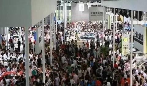 洋模特激情表演强势引爆重庆国际车展