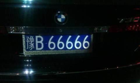 奔驰车主拿到新车牌后，车牌号让他感到惭愧，都不好意思挂车牌了