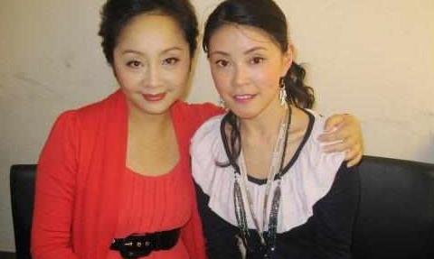 一举捧红丈夫,丈夫却一脚踢开她找娇妻,今她53岁成孤