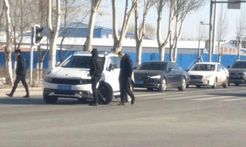 销售驾驶领克01与水泥护栏发生碰撞导致断轴, 网友们不淡定了!