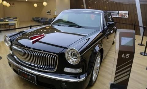 土豪500万提一台国产车, 人傻钱多? 没想到上路比劳斯莱斯还拉风