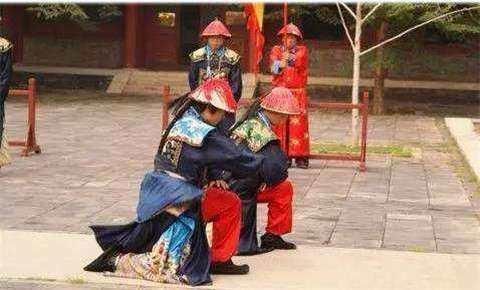 清朝官员参见皇帝,为何要甩两下袖子?这里面还挺有讲究