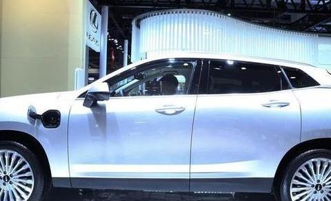 长城真给国产长脸！魏派P8油耗低至2.3L堪比普锐斯，丰田都懵了