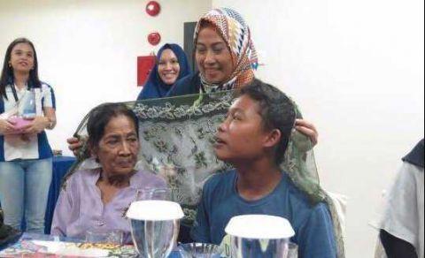 16岁小伙子竟然和71岁老太太结婚，结婚后，老奶奶表示很无奈