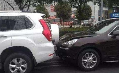 保时捷卡宴撞击哈弗H9, 网友：哈弗H9的书包救了卡宴一回？