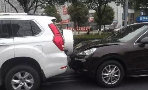 保时捷卡宴追尾哈弗H9, 网友: 哈弗H9的备胎救了卡宴?