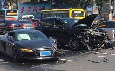 奥迪R8高速撞上保时捷卡宴：狭路相逢原来两车主还是大学情敌