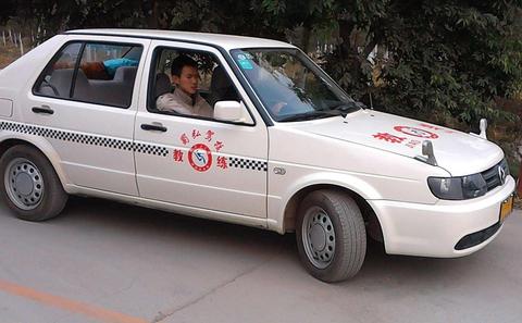 驾考学车很辛苦，但坐副驾驶的教练更辛苦