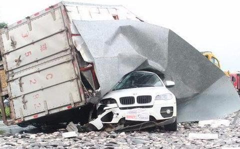 同样被碾压宝马奔驰还好 本田思域直接成铁饼 东风双排车是赢家