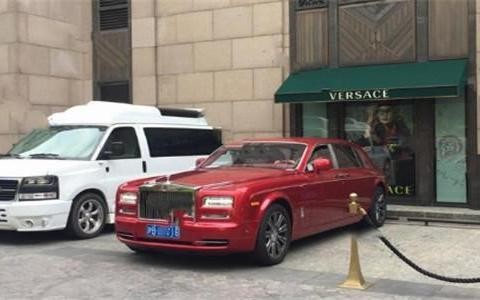 别看小王买车如买菜般，当年他想买这辆车时王健林批评了他一顿