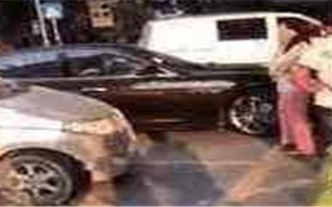 五菱宏光剐蹭200万的宝马7，女司机边踹车，边骂五菱宏光车主！