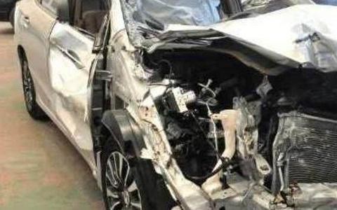 13万刚提的车被4s店员撞报废? 4S店: 按二手车再贴3万给你换一台