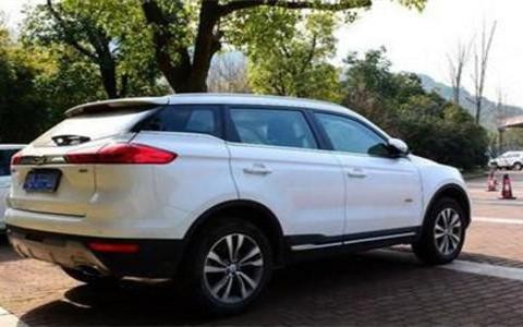 博越遭遇两辆日系车前后夹击，车主下车看到现场状况嘴角轻微上扬