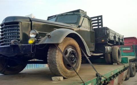 中国第一辆汽车是用来拉货的, 别说开, 如今没几个人会启动车子