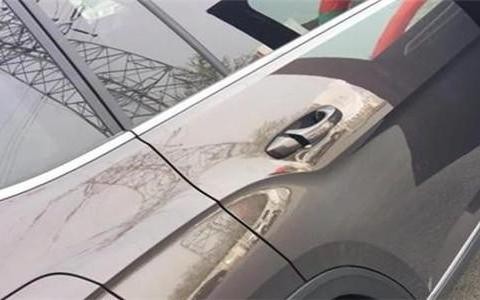 朋友都准备刷卡提大众途昂了，但尝试拉了后门把手后突然改了主意