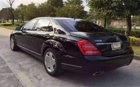 最牛的北影大一新生, 靠自己还未成年出入就有奔驰S600代步！