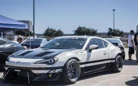 就算开长安面包车也不忘享受，这加装的配置顶配的幻影也没有