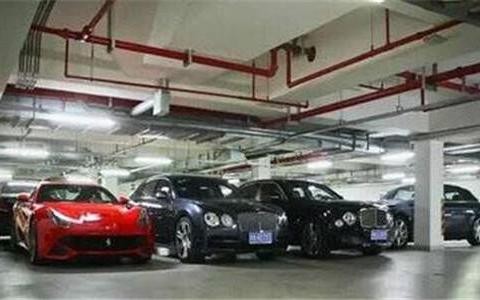 比王思聪更有钱的富二代住这小区, 兰博基尼车主没车位只能停路边