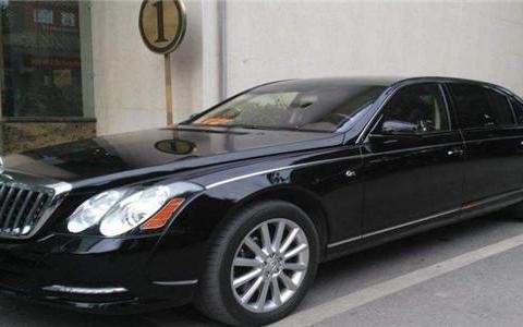 小伙迎亲用迈巴赫62S和九辆大众，其中四辆大众价值近三百万