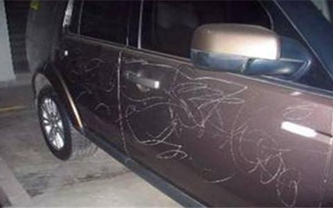 熊孩用泥沙给鲜红阿特兹磨砂抛光，被抓后家长如此回应车主气炸