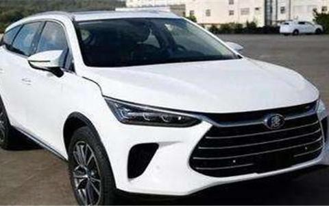 比亚迪SUV路口撞到起亚轿车，比亚迪无大碍起亚发动机报废