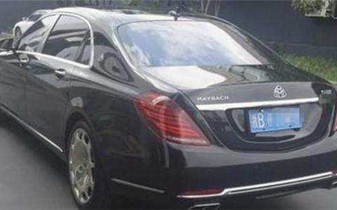 富二代毕业家人给他买辆迈巴赫，手机值24万，但玩不了王者荣耀