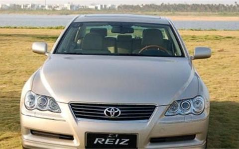 一场聚会来了三代锐志，锐志越改越丑？我觉得凯美瑞才是吧