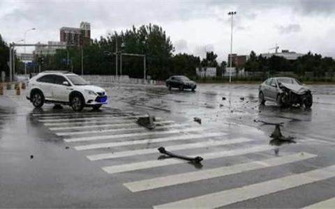 比亚迪SUV路口撞到起亚轿车，比亚迪无大碍起亚发动机报废