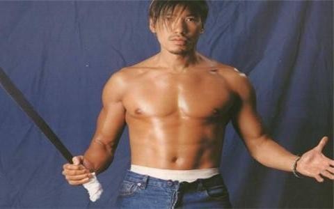 演坏人太逼真上街被大妈追骂几条街，他的自行车比其宝马7系还贵