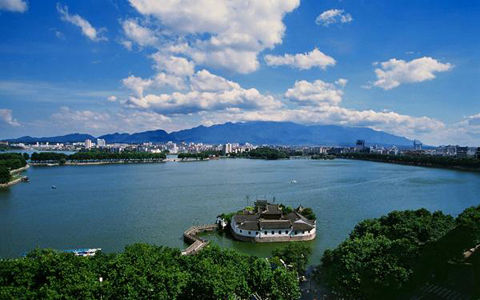 甘棠湖,位于九江市城区,是一座天然湖泊,面积约80万平方米,由庐山泉水